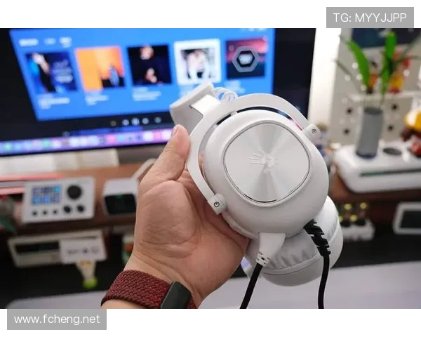 电竞游戏专用三模有线耳机带来沉浸式音效体验助力玩家畅享竞技乐趣